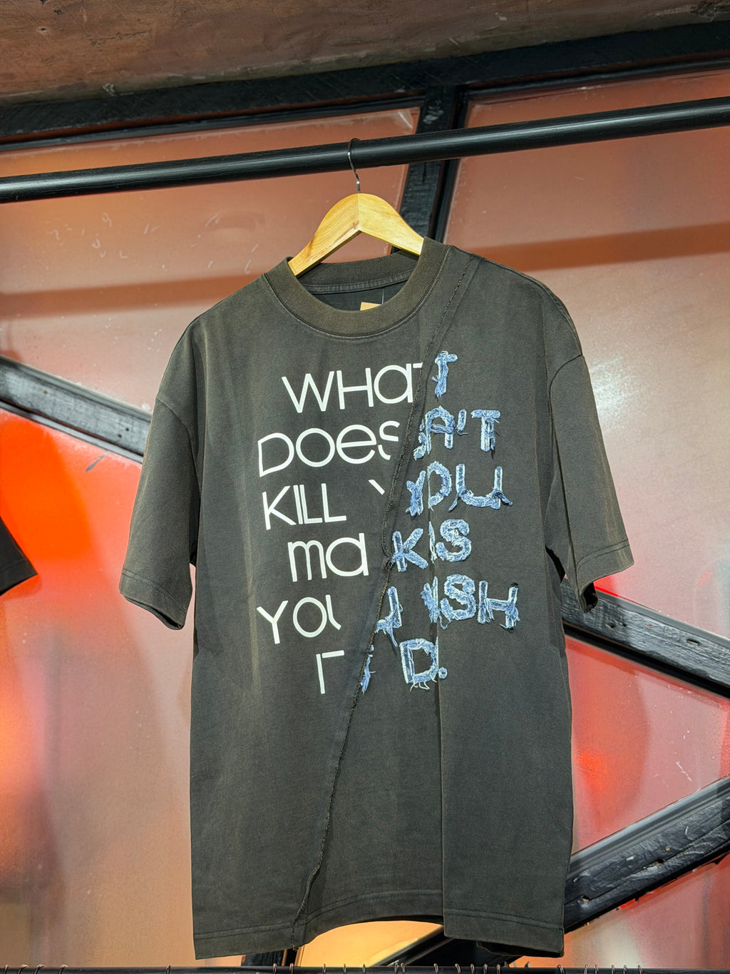 Polera Oversize Gris acero - "WHAT DOESN'T KILL"