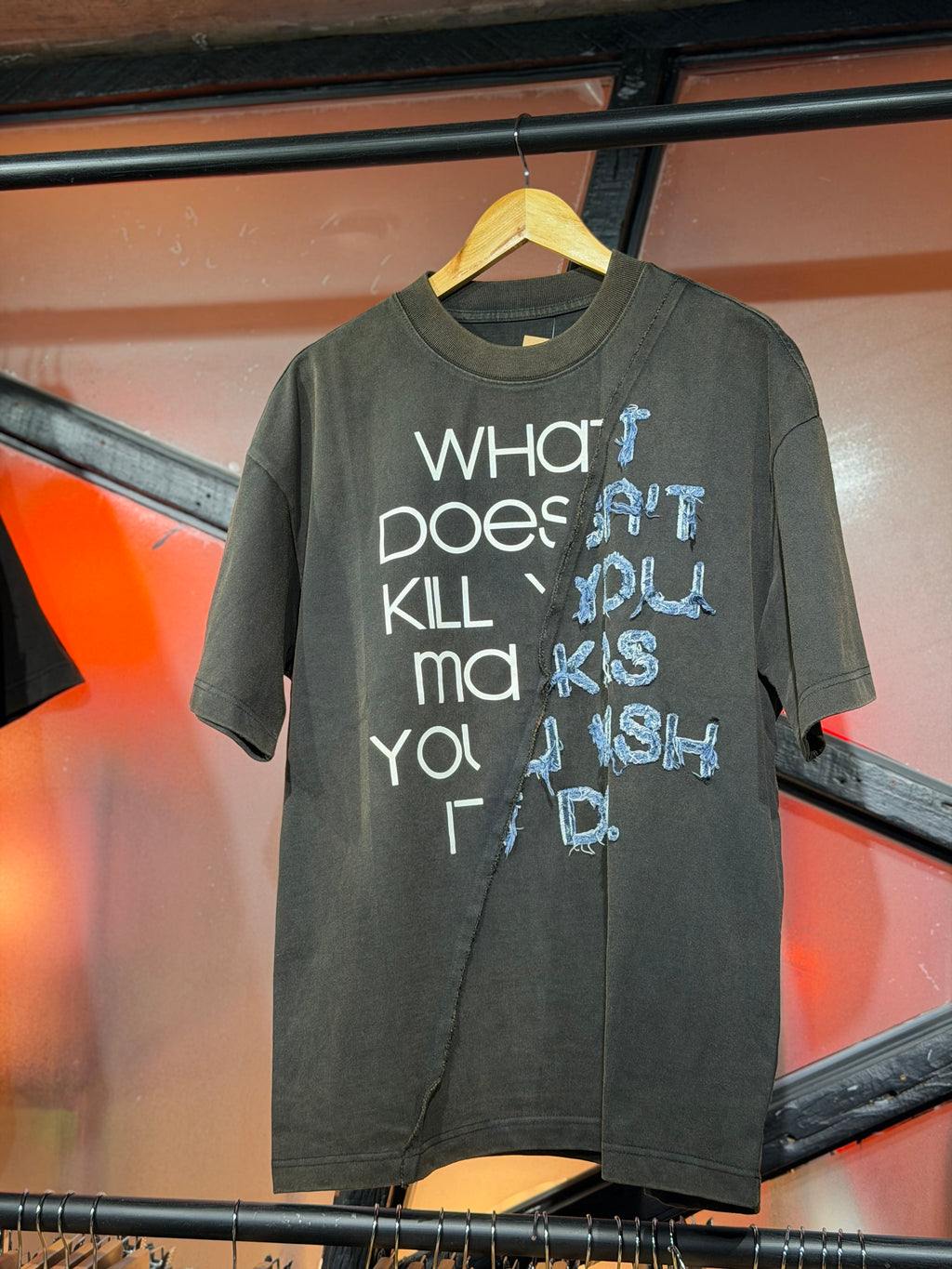 Polera Oversize Gris acero - "WHAT DOESN'T KILL"