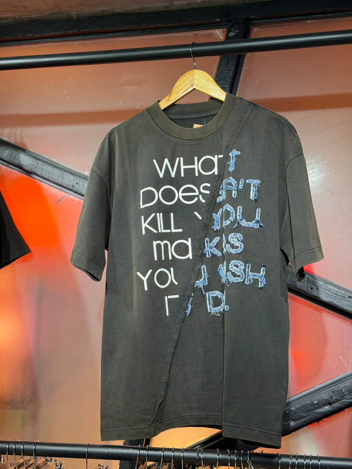 Polera Oversize Gris acero - "WHAT DOESN'T KILL"
